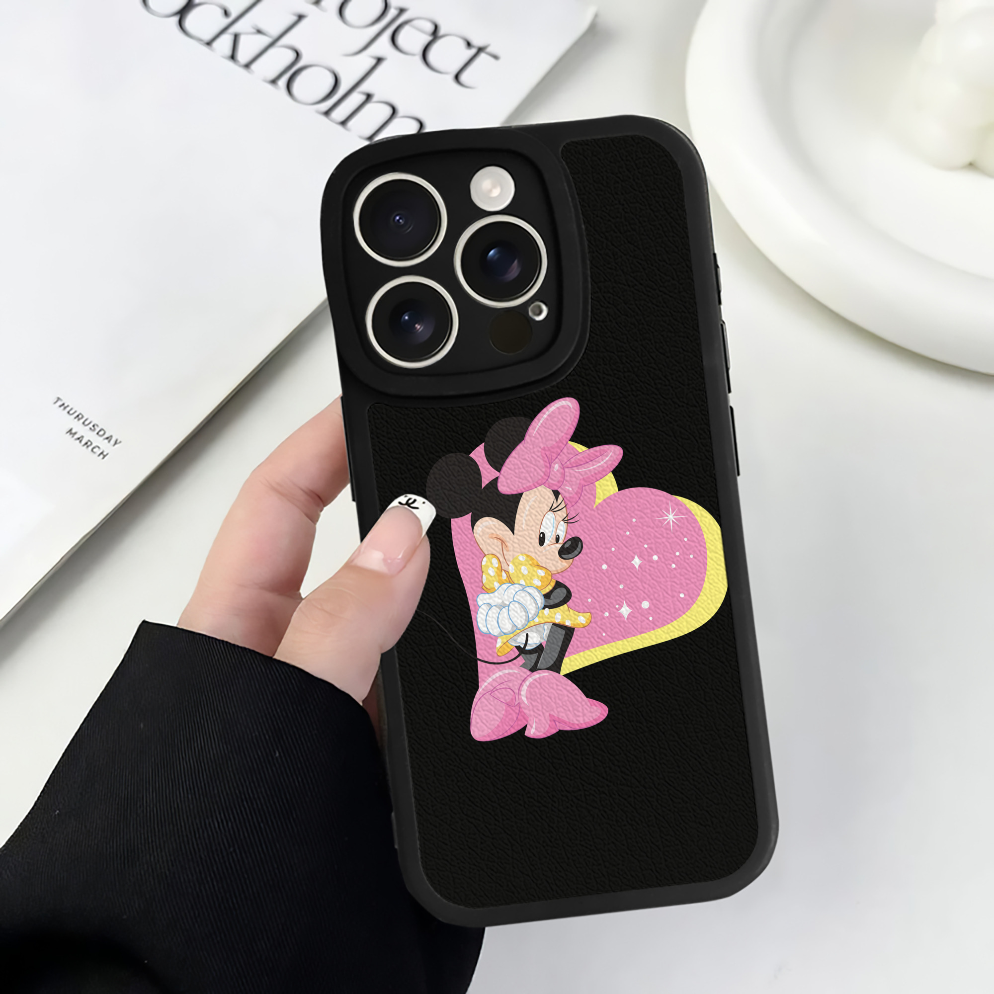 （画像用） ミッキーマウス Mickey Mouse 【iPhone 16シリーズ対応】シリコンスマホケース（レザー調） 材質：シリコン